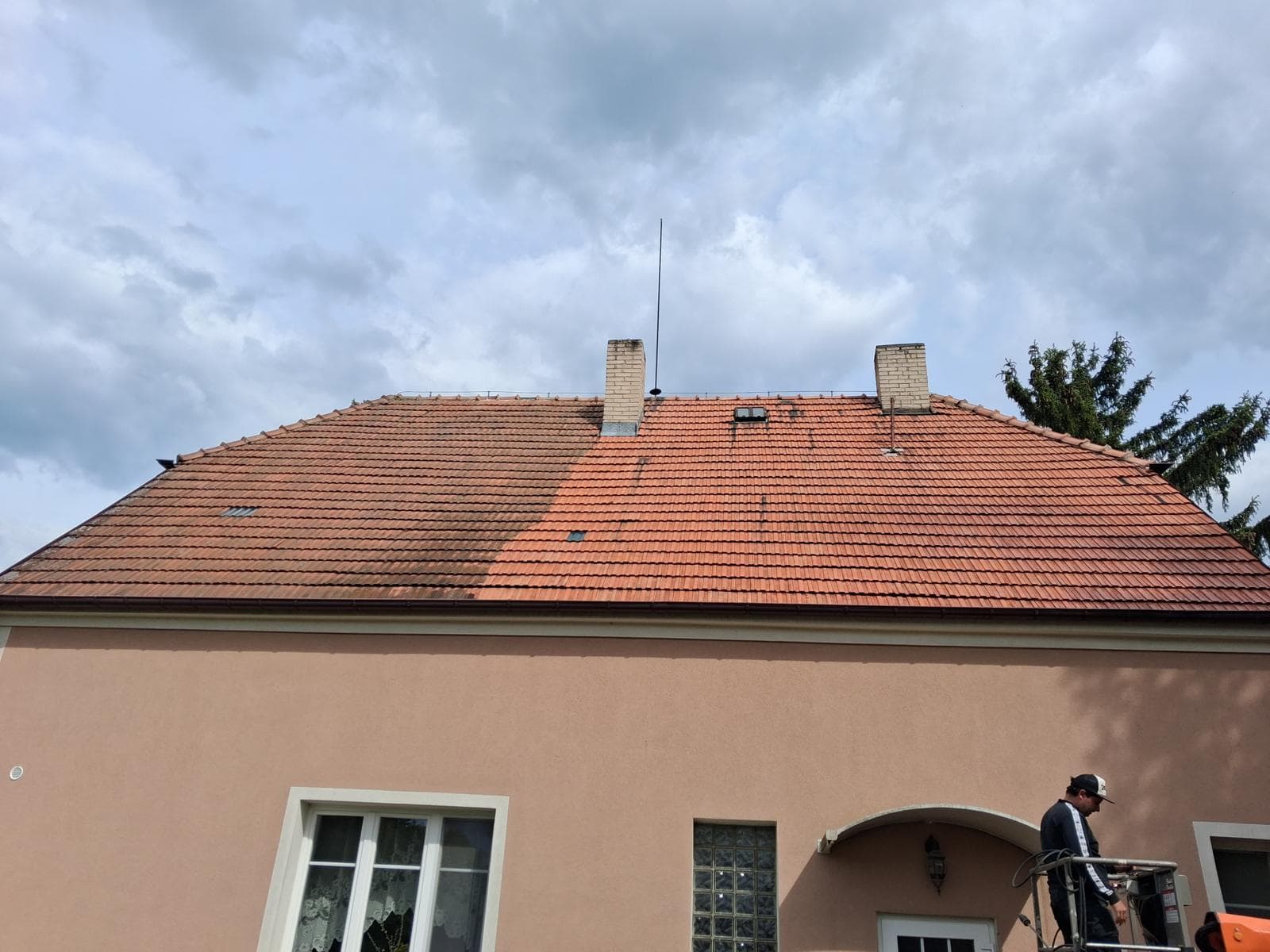 Střecha rodinného domu před a po odstranění mechu — stav po