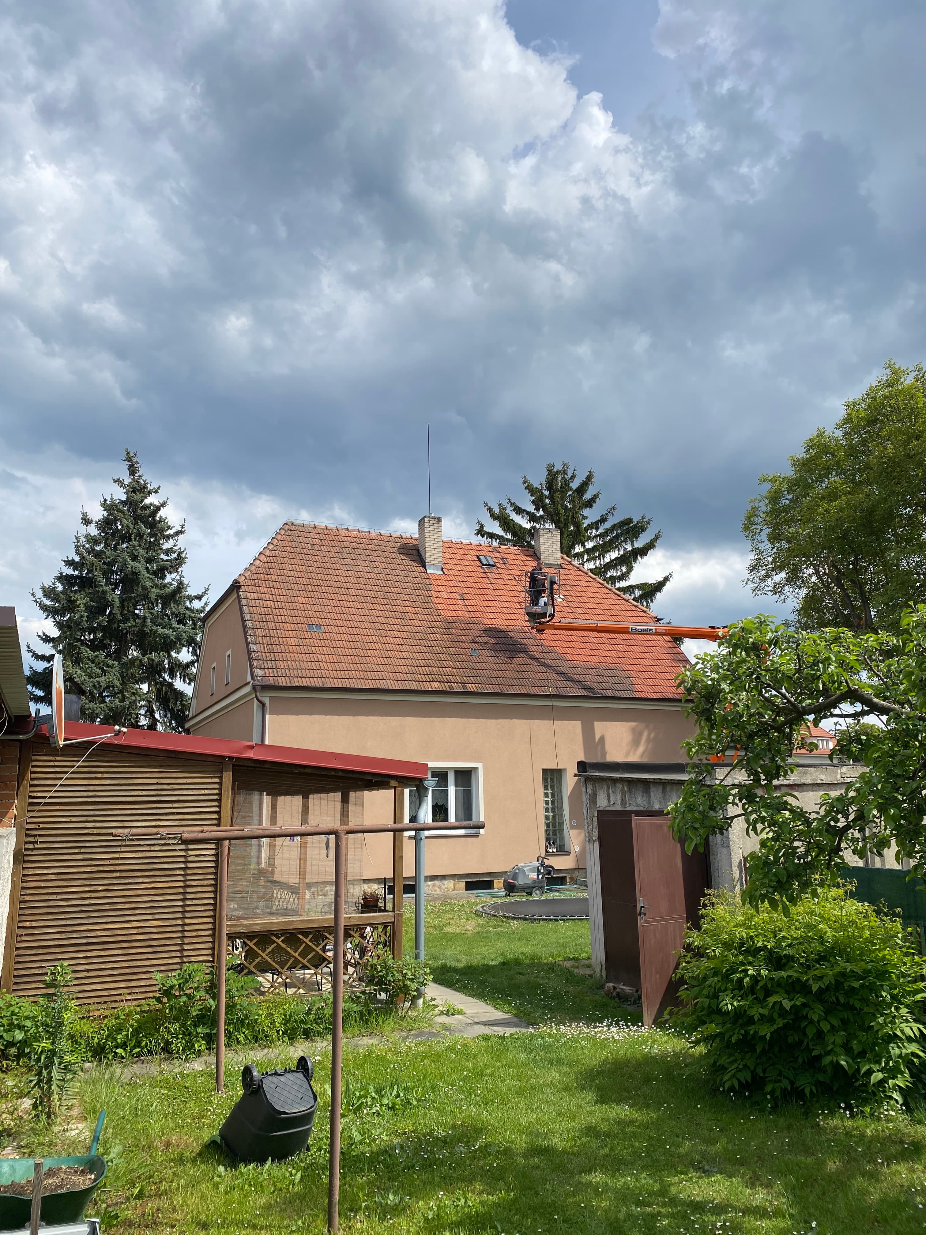Střecha rodinného domu — před čištěním